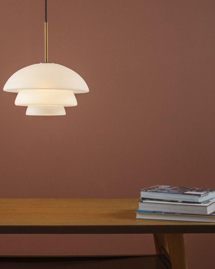 En hvit arkivlampe 4006 i hengende over et bord. 