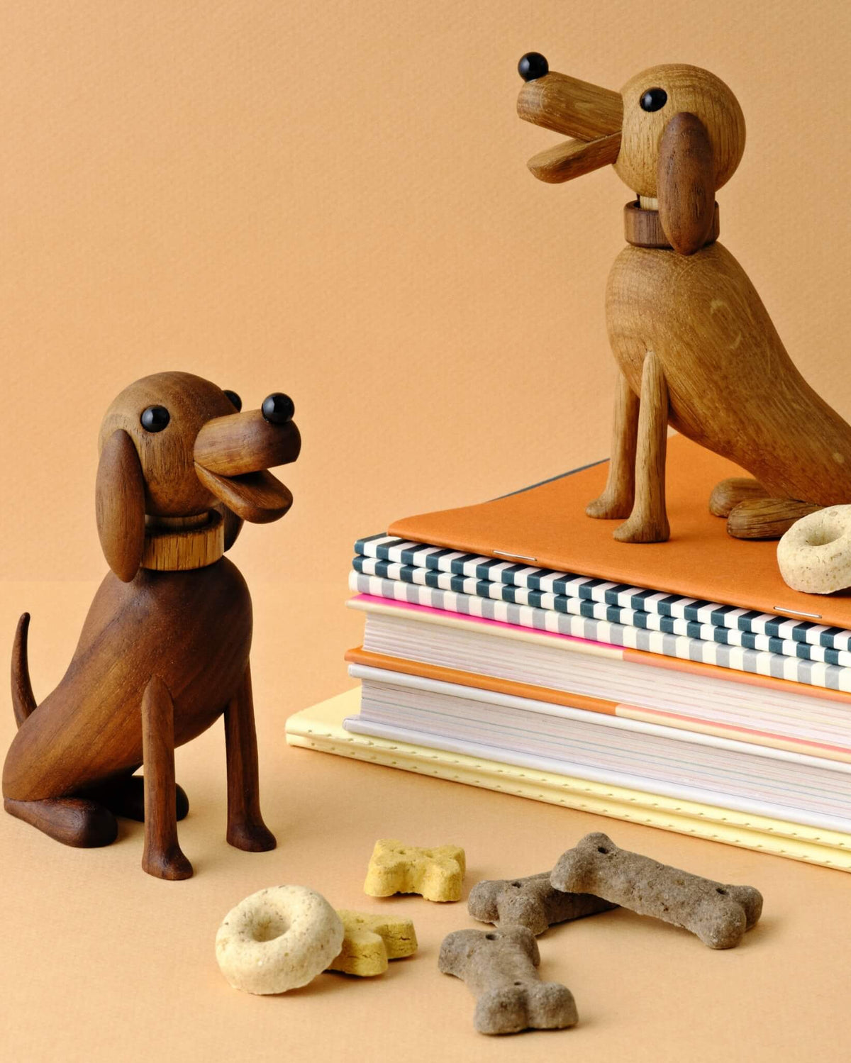 Buster hundefigur i valnøtt og eik, 12 cm, fra Lucie Kaas