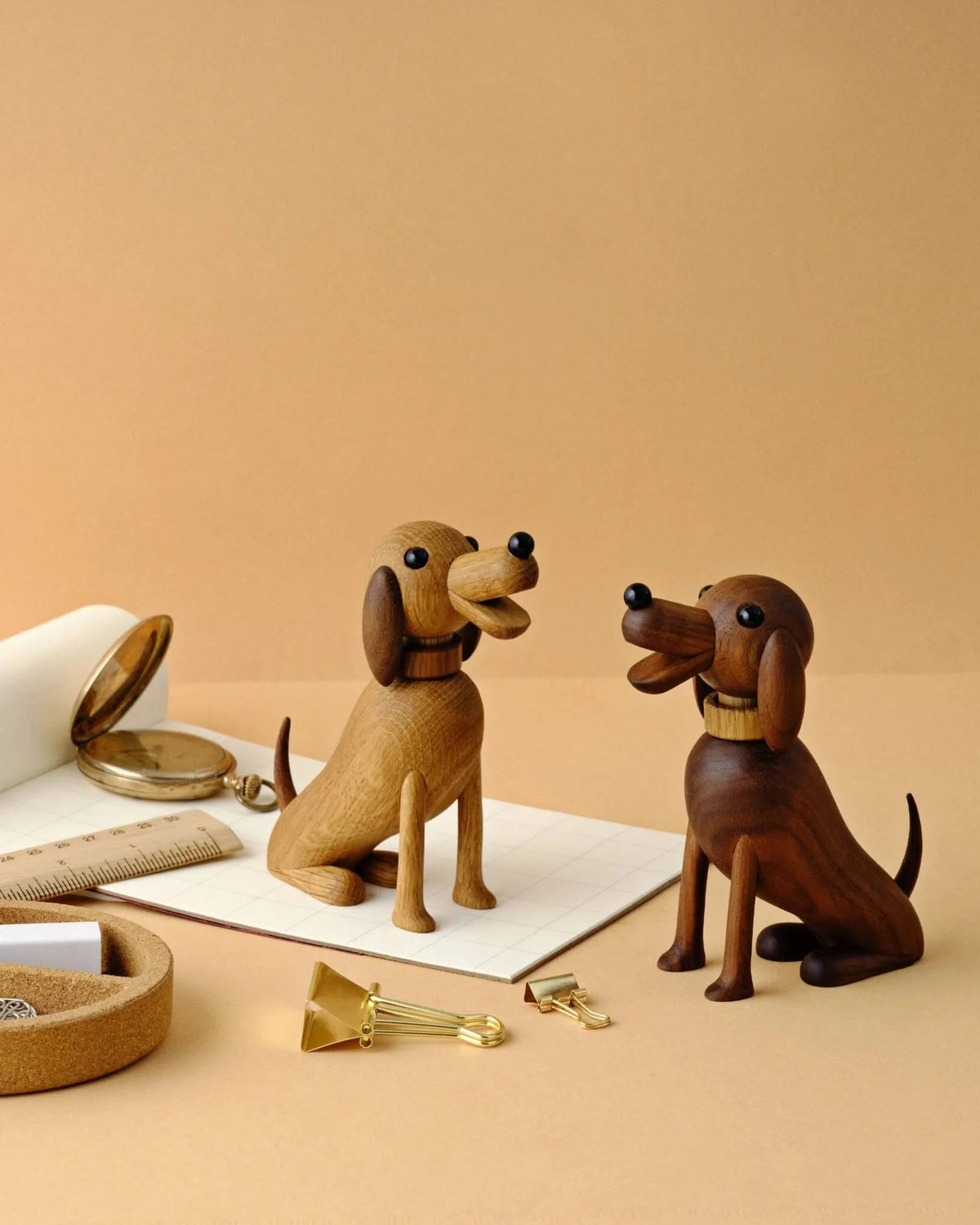 Buster hundefigur i valnøtt og eik, 12 cm, fra Lucie Kaas