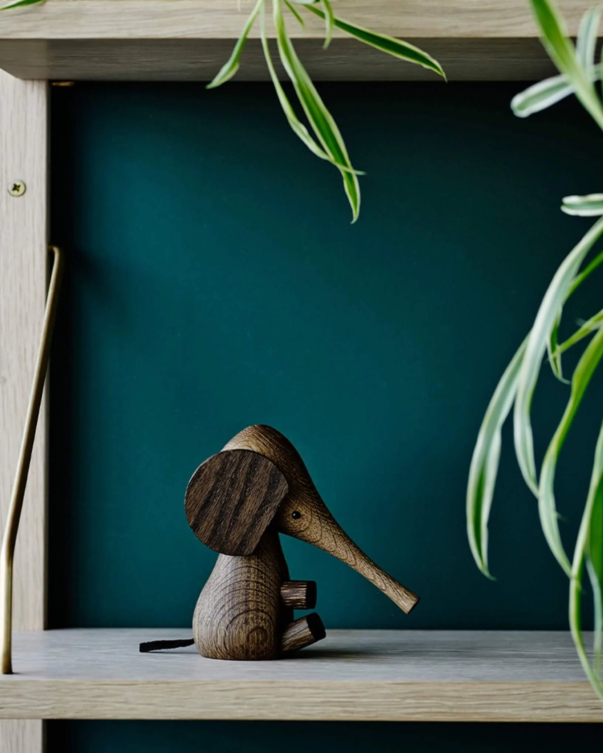 Baby Elephant elefantfigur i røkt eik, 11 cm, fra Lucie Kaas